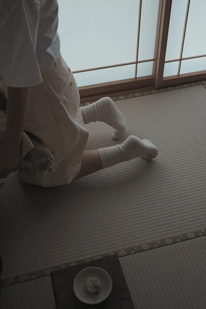 障子の前でしゃがむ足元