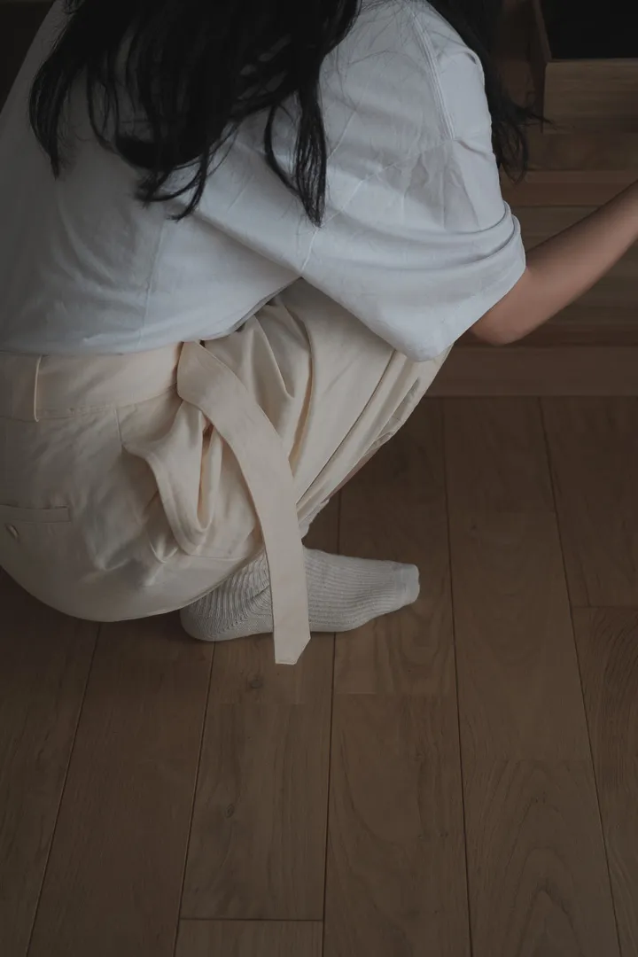 しゃがむ後ろ姿